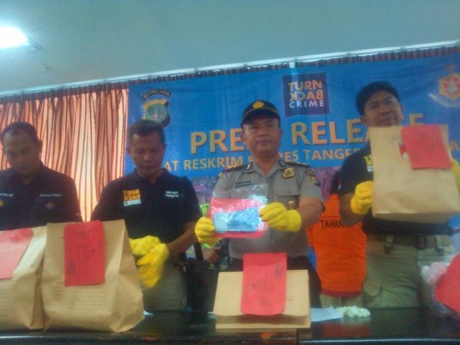 Kapolres Tangsel, AKBP Ayi Supardan saat menunjukan barang bukti yang disita dari tangan tersangka pelaku pembunuhan Sukamto