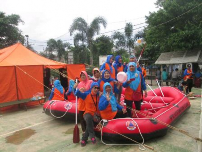 ibu-ibu perumahan Pondok Maharta antusias menerima bantuan perahu karet dari BPBD Tangsel.