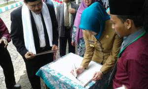 Wali Kota Tangsel Airin Rachmi Diany menandatangani ikrar wakaf di Ponpes Madinatunnajah, Jombang, Ciputat.