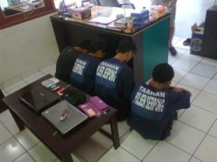 Serpong- Tiga Pelaku pencuri rumah kosong berhasil ditangkap Polsek Serpong,Minggu (29/12)dt