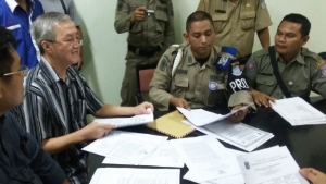 Kepala Seksi Usaha Satpol PP Kota Tangerang Selatan saat melakukan verifikasi data berita acara administrasi pendaftaran IPR PT. Surya Lestari Abadi