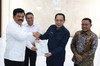 Serahkan Sertifikat, Menteri ATR/BPN Hadi Tjahjanto Minta Kepala Daerah Diharapkan Membantu Inventarisasi Tanah-tanah