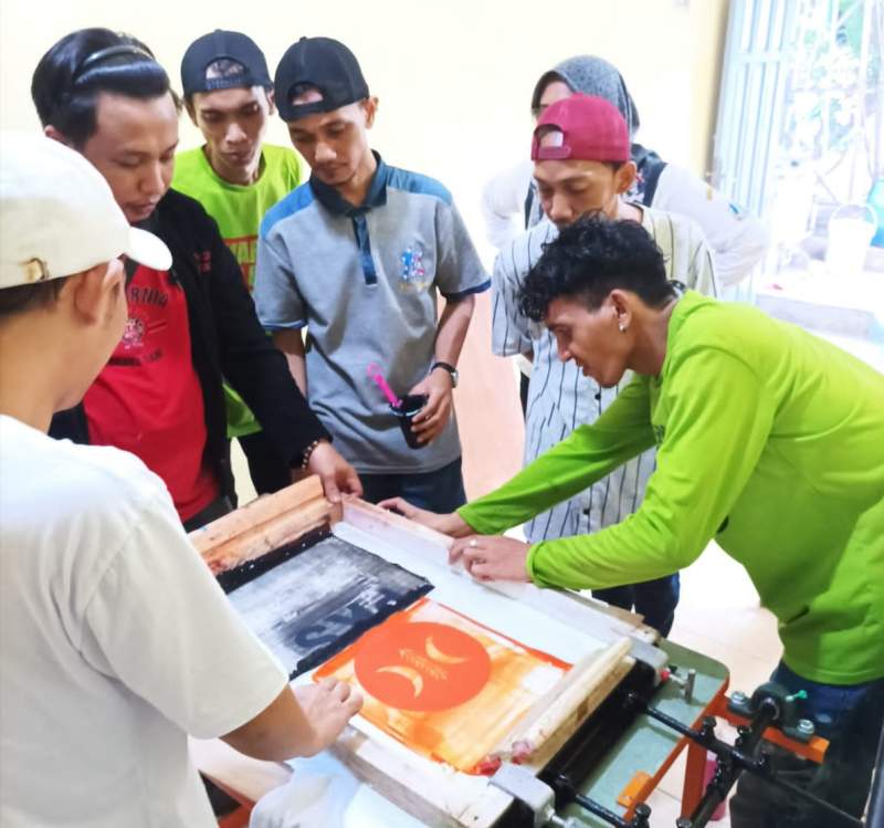 Mantan Pecandu Narkoba di Kampung Rawa Diberi Pelatihan Sablon Kaos