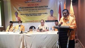 Ketua Harian DPD II Golkar Tangsel, Moh Ramlie saat memberi instruksi pengurus PK Serpong Utara sosialisasikan calon yang di usung Golkar.