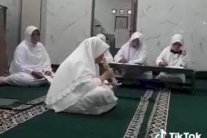 VIDIO: Ibu Ini Meninggal Dunia saat Sedang Membca Al-Qur’an