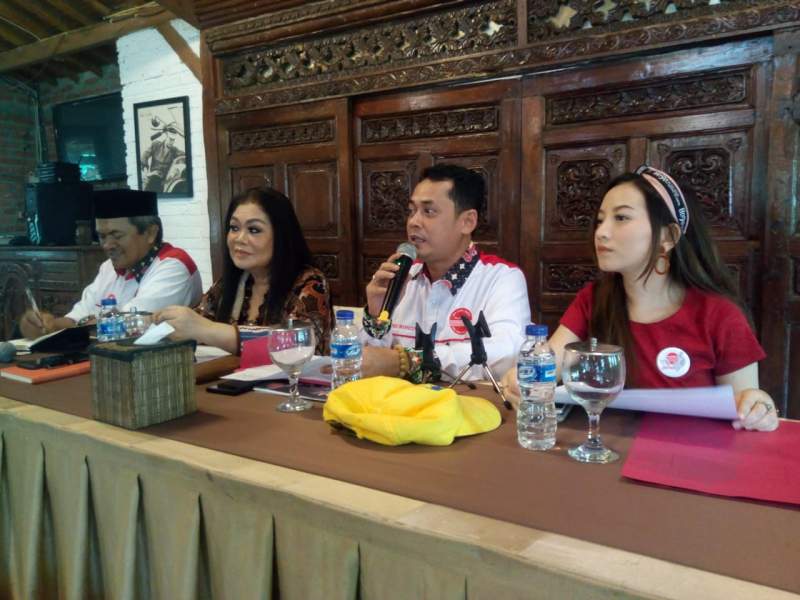 Ketua PAPPRI Banten, Imamudin bersama Ermi Kulit dan Ines Baladiva saat memberikan keterangan pers soal peringatan Hari Musik Nasional tahun 2020.