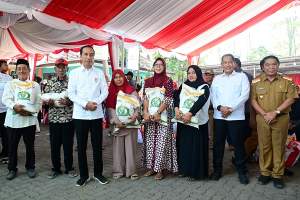Presiden Jokowi Serahkan Bantuan Pangan Beras ke KPM di Cilegon