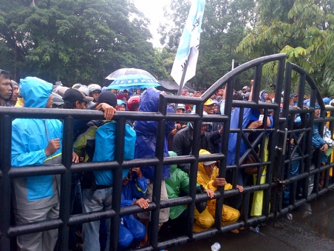 Para buruh hujan hujanan saat gerubuk Pemkot Tangerang