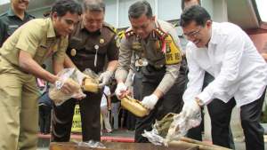 Barang bukti ganja seberat tujuh kilogram dibakar di Halaman Mapolrestro Tangerang.