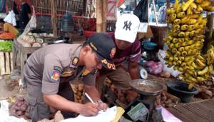 Satpol PP Tegur Puluhan PKL karena Gunakan Bahu Jalan di Kecamatan Teluknaga