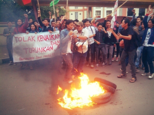 Aksi Menolak Kenaikan Harga BBM di UIN Jakarta Berakhir Ricuh