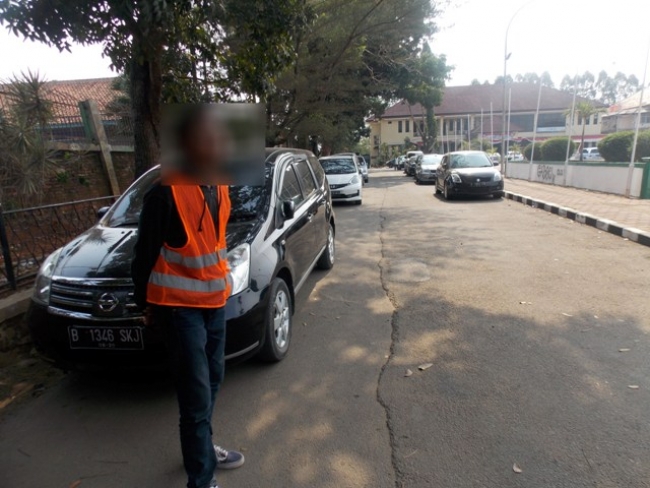 foto juru parkir (Jukir) di kantor Pemerintah kota Tangsel di Cilenggang. diketahui Jukir tersebut tidak mengantongi izin dari Dishubkominfo Tangsel