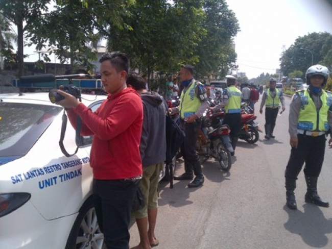 Anggota sat lantas Polrestro saat merazia pengendara di Jl.KH.Hasyim Ashari Cipondoh