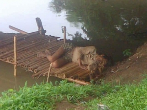 Sesok mayat ditemukan oleh warga dipinggir sungai dekat kolong jembatan