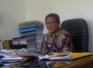 Serpong- Camat Kecamatan Serpong, Durahman Sibuk di meja kantornya (DT)