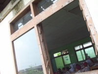 Terlihat salah satu sekolah SD yang kondisi jendelanya jebol karena sudah rusak, Senin (4/11).DT