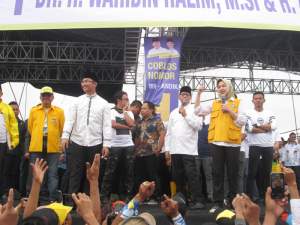 Massa Cuek Di Guyur Hujan Deras, WH-Andika Janjikan Perubahan Jika Jadi Gubernur Banten
