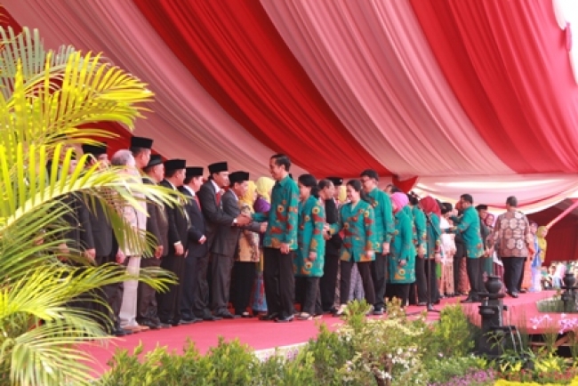 Tampak Pejabat Daerah Bersama Presiden Jokowi Saling Bersalam-Salaman