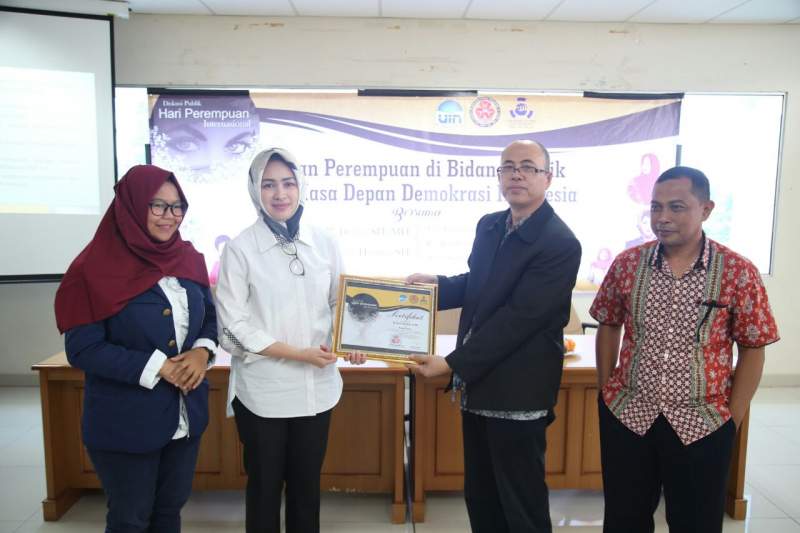 Wali Kota Tangsel Airin Rachmi DIany menerima kenang-kenangan dari UIN Syarif Hidayatullah usai seminar. 
