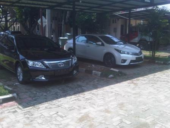 Mobil Dinas Ketua dan Wakil DPRD Tangsel tampak di halaman parkir gedung dewan