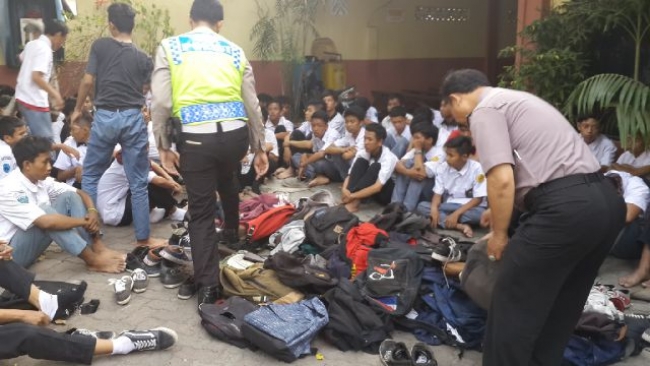 para pelajar saat diperiksa dan dilakukan pendataan di halaman Polsek Tangerang - Celurit dan Gir yang dibawa oleh pelajar SMK