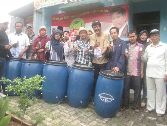  Drs. Surta Wijaya, Msi. Ketua APDESI Banten, ketika berkunjung ke Rajaneresik Pamulang.