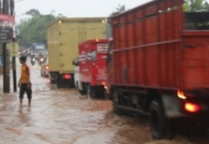 DBMSDA-PT.BSD City Tangani Banjir Jalan Buaran