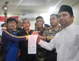 Kesepakatan damai ojek online dengan supir angkot dihadapan Wali Kota Arief R Wismansyah.