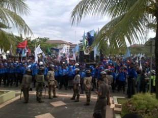 Tigaraksa- Tampak ribuan buruh seruduk Puspemkab Tangerang,Senin (25/11)dt