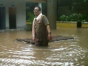 Serut- Kantor kelurahan Jelupang,Terendam Air akibat hujan deras dan sering terjadi, Kamis (5/12)DT