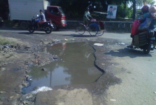 Tampak Jalan Berlubang di Pertigaan Cilampang,Serang
