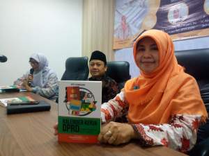 Penulis buku Kalender Kerja DPRD, Siti Chadijah saat bedah buku di press room DPRD Tangsel.