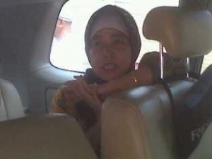 Pamulang- Misnah (istri suyono),saat dibawa ke Mapolsek Ciputat, Minggu (1/12)DT