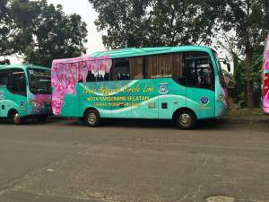 Bus Trans Aggrek Manggal di Jalan Raya Rawa Buntu, Serpong, Kota Tangsel.