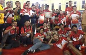 Kadispora Tangsel Wiwik Martadinata dan penyelenggara turnamen, Youni Syahro berbaur dengan tim-tim juara turnamen volly P2B Tangsel.