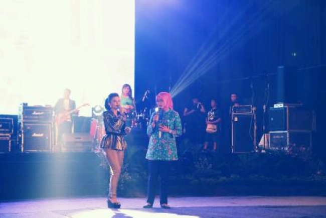 Walikota Tangsel Airin berduet dengan Diva Indonesia Rossa