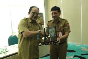 Asda III KOta Tangsel Teddy Meiyadi menerima cinremata dari Pemkab Banggai.