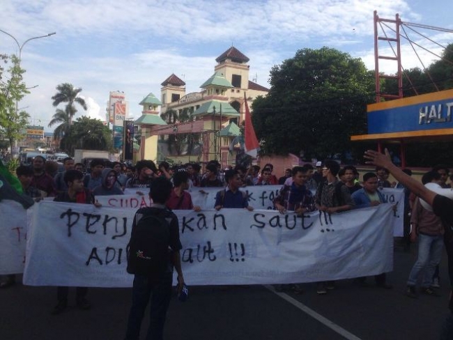 Demo KPK, Massa HMI UIN Blokir Jalan