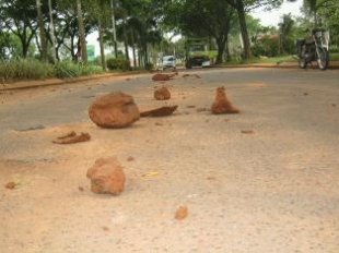 Bintaro- Tumpahan tanah dari truk di jalan Graha Bintaro bahayakan pengendara.kamis (01/11)dt