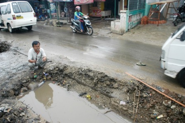 Tampak warga mancing di drainasse yang mangkrak daerah Pamulang