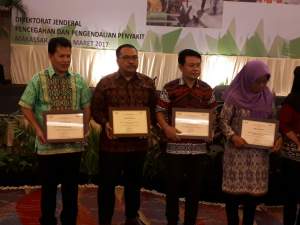 Kasi  Pengendalian Penyakit Menular (PPM) pada Dinas Kesehatan Kota Tangsel dr. Alwan(kedua dari kiri) saat menerima penghargaan. 