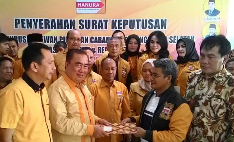Ketua DPC Hanura Tangsel saat menerima SK pengukuhan reposisi dari Ketua DPD Hanura Banten, Eli Mulyadi di sekretariat DPC Hanura Tangsel kawasan Setu