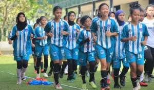 Tim sepakbola Putri Tangsel United saat mengikuti pemusatan latihan di lapangan sepakbola Cilenggang, Serpong.
