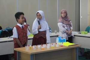 Murid SDN Jelupang 2 mendemonstrasikan eksperimen vitamin c disalah satu ruang kelas sekolah tersebut. 