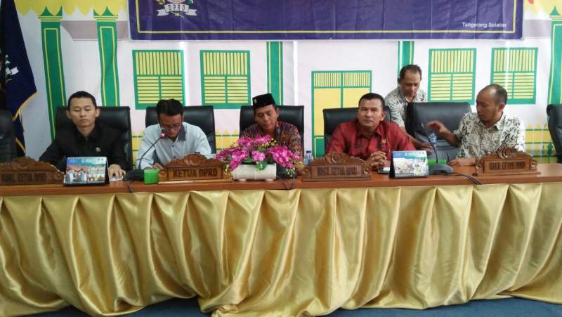 Anggota DPRD Tangsel saat menerima kunjungan Komisi ll DPRD Kabupaten Pesisir Selatan 