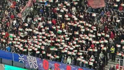 Suporter Osasuna Membentangkan Bendera Palestina dalam Laga Kontra Granada