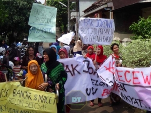 Ibu - Ibu Tolak Pencapresan Jokowi