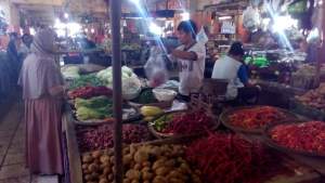 Penjualan sembako dan sayuran di Pasar Serpong.