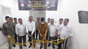 Walikota Tangsel Benyamin Davnie dan Ketua KPU RI Hasyim Asy&#039;ari saat meresmikan gudang logistik KPU Tangsel.