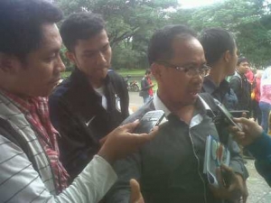 Serut- Pengacara Wawan, TB Sukatma, usai penggeledahan oleh KPK di Rumah Dinas Walikota Tangsel, Senin (27/1)DT